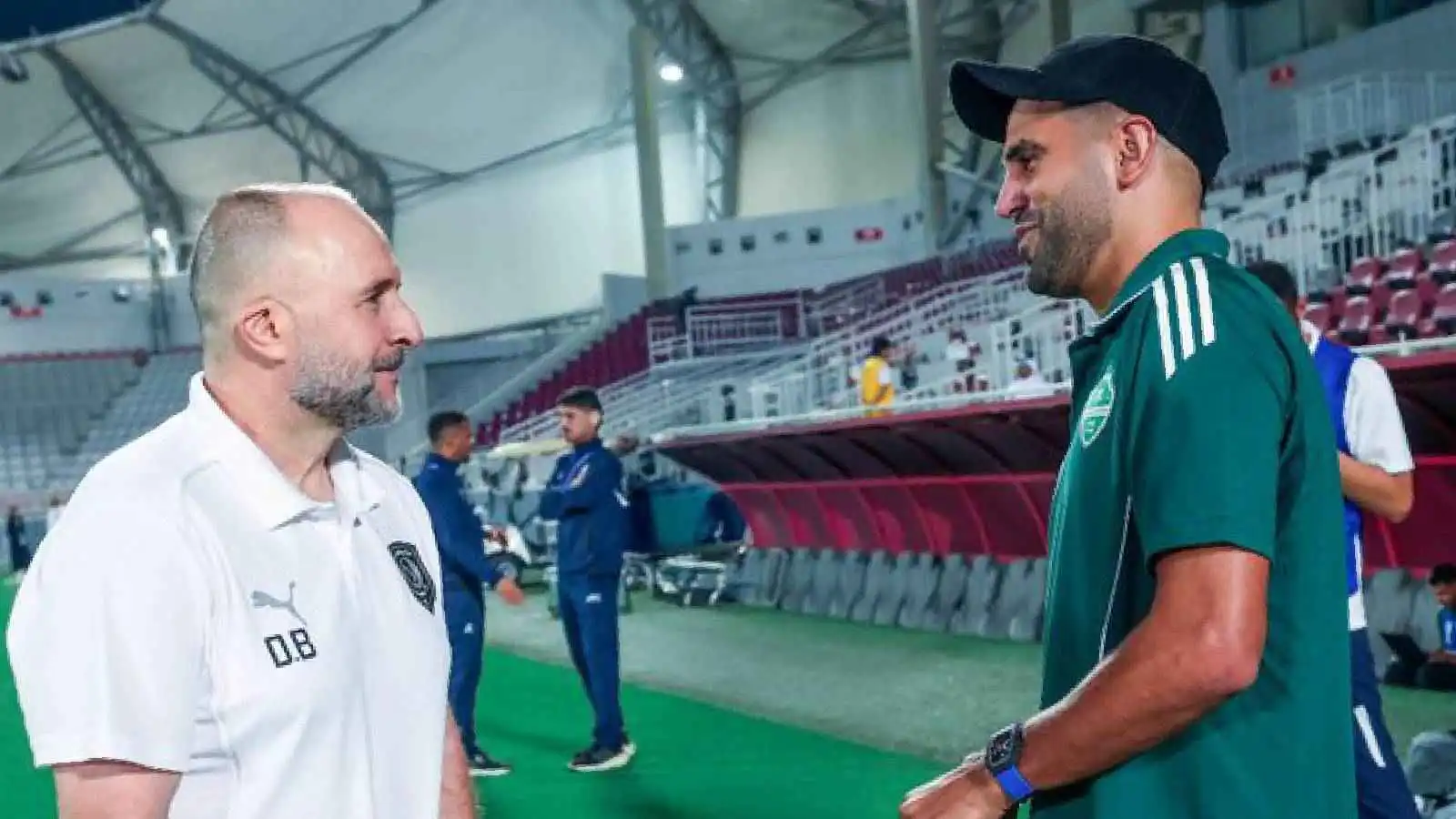 رياض محرز يصدم بلماضي.. ويقبل هدية حارس الدحيل (فيديو)