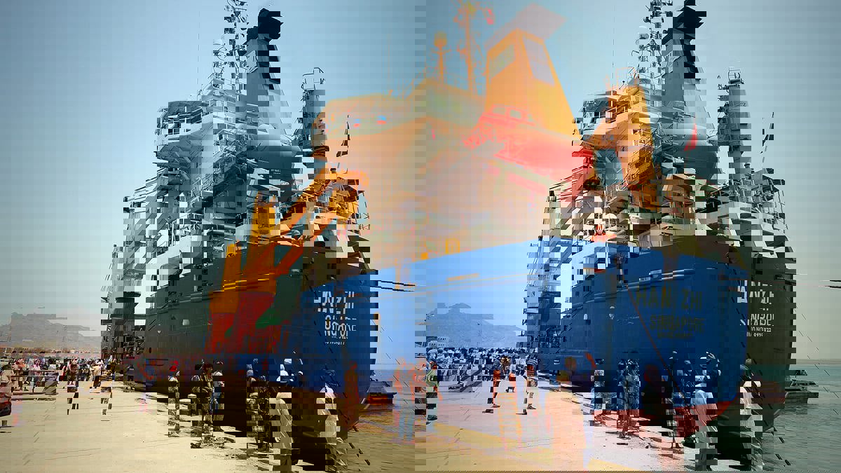 قرار للحكومة اليمنية يشعل خلافا بين منشأتين في عدن