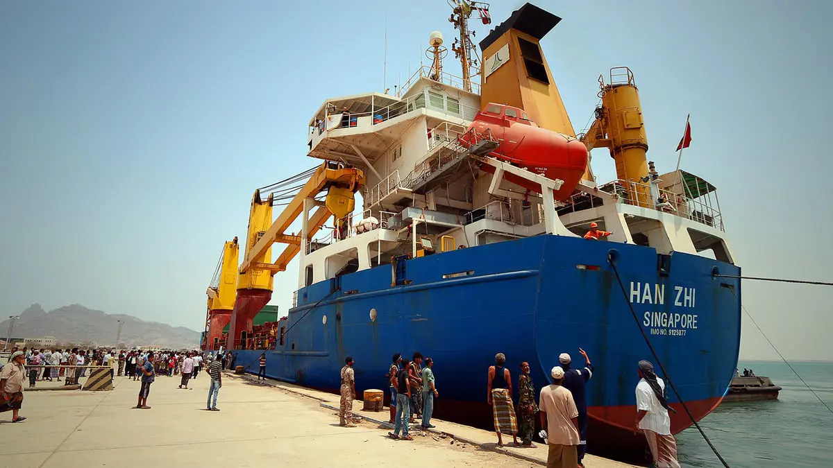 قرار للحكومة اليمنية يشعل خلافا بين منشأتين في عدن