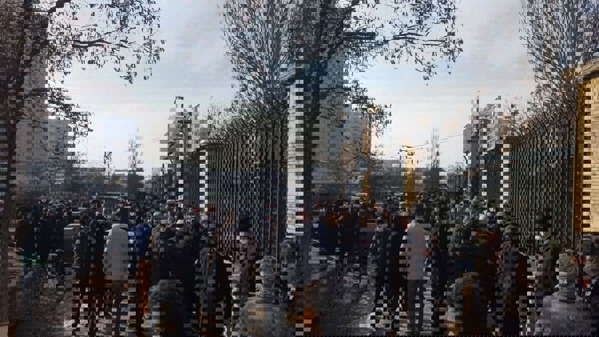 بسبب الانهيار المعيشي.. احتجاجات للمتقاعدين في مدن إيرانية (فيديو )