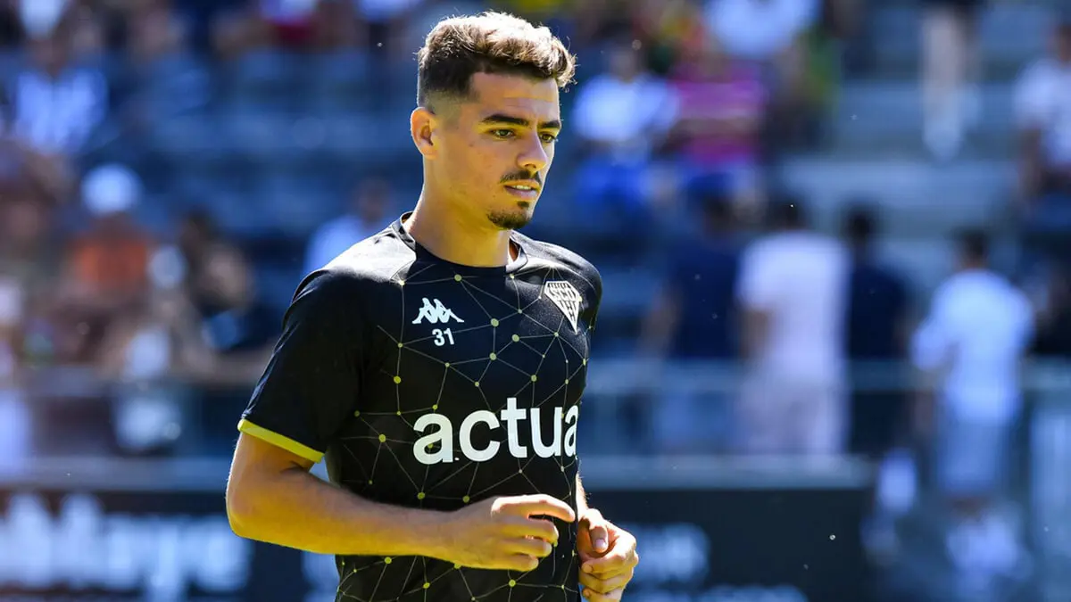 بعد الحكم عليه بالسجن.. أنجيه الفرنسي يفسخ تعاقده مع الجزائري إلياس شتي