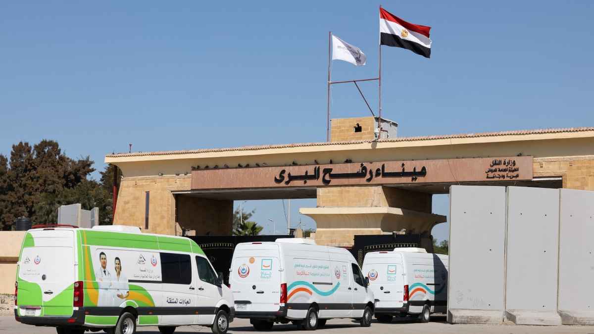 معظمهم أطفال.. إجلاء 50 مريضا إلى مصر من معبر رفح