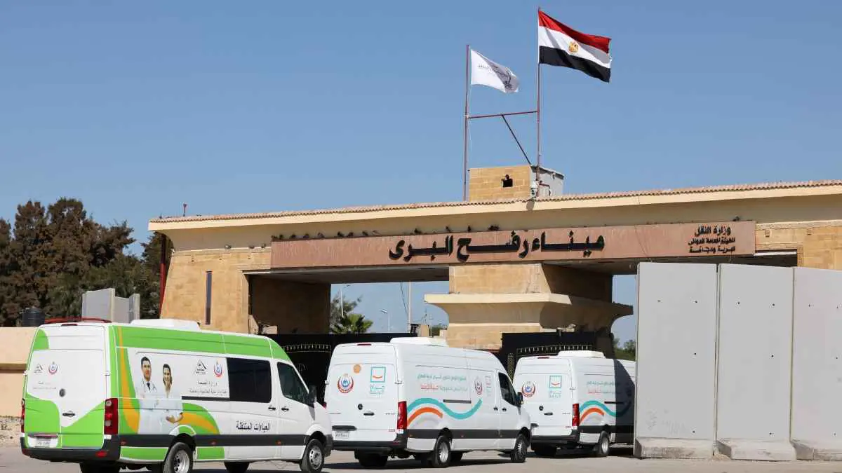 معظمهم أطفال.. إجلاء 50 مريضا إلى مصر من معبر رفح