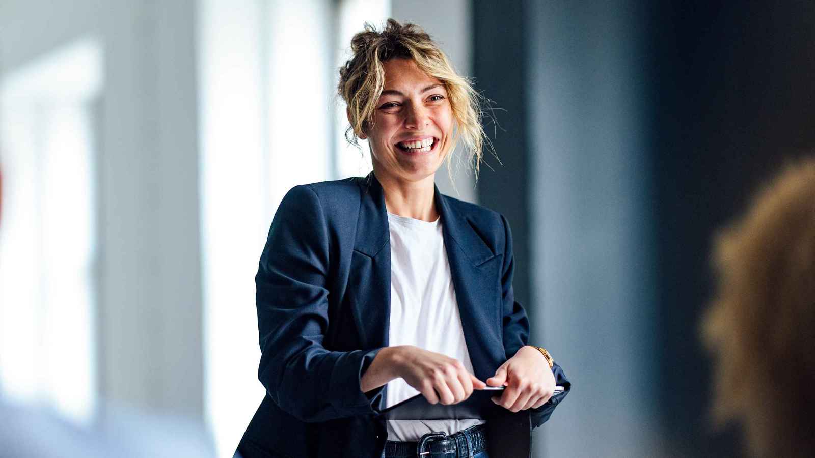 لماذا يُنصح بعدم كبت حركات الجسد أثناء التفكير والعمل؟