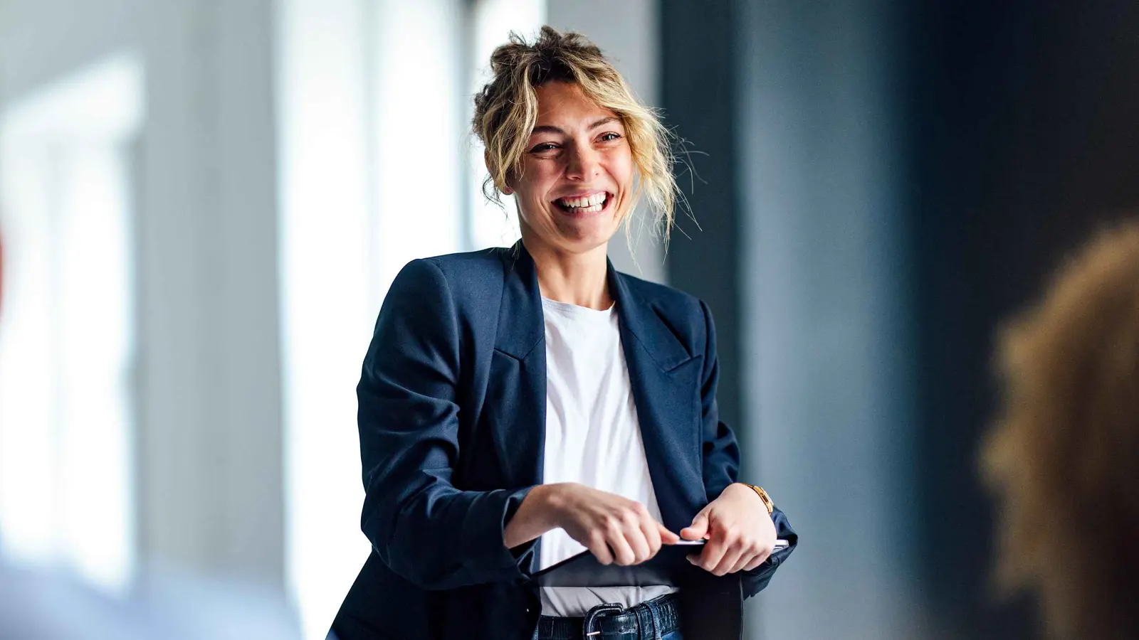 لماذا يُنصح بعدم كبت حركات الجسد أثناء التفكير والعمل؟