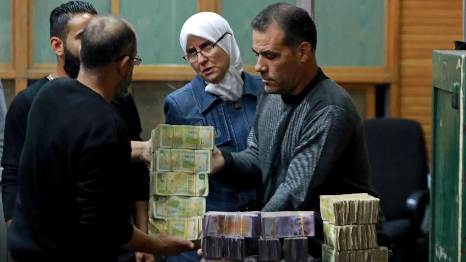 مصرف سوريا المركزي يعتمد سعر صرف "رسمي" لليرة