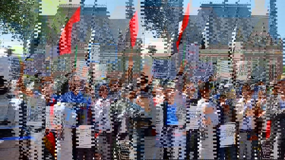 محتجون أمام محكمة العدل الدولية يطالبون برفع الحصار الحوثي عن تعز