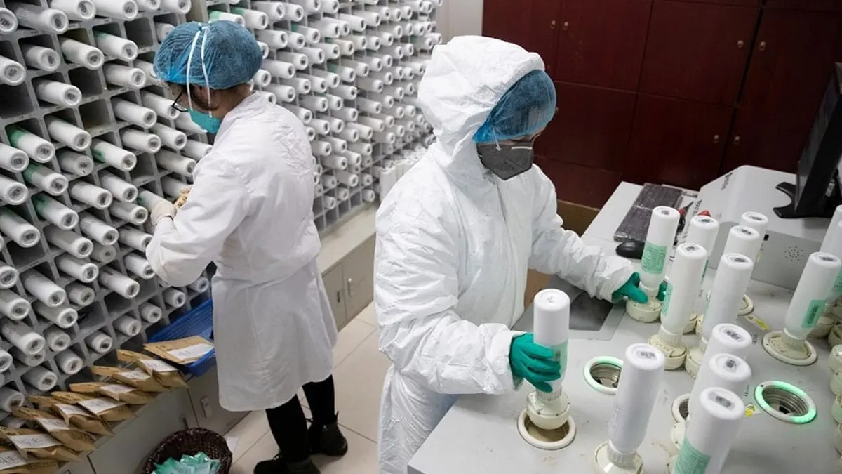 أطباء ألمان يتظاهرون عراة احتجاجًا على نقص كمامات "كورونا"