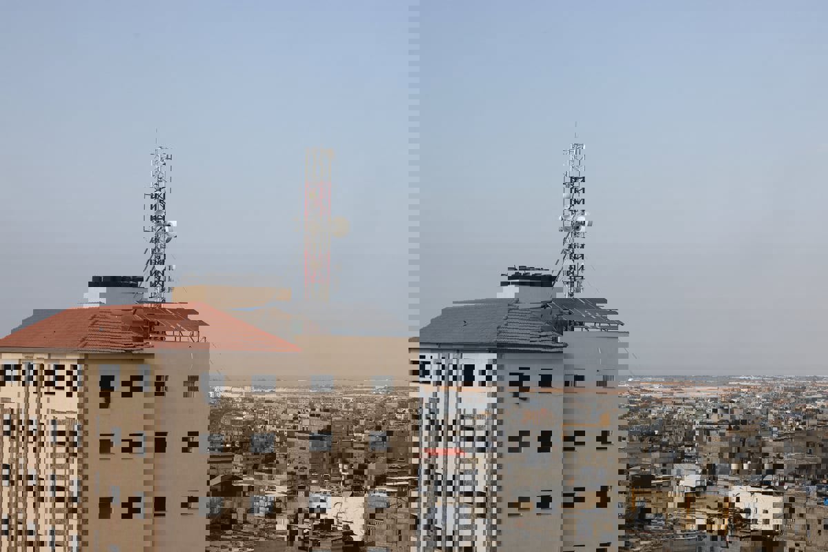 انقطاع الاتصالات يعمق عزلة الغزيين ويؤرق ذويهم في الخارج