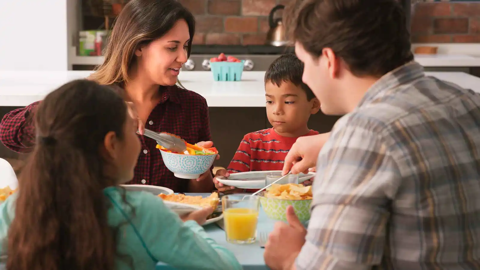 اجتماع العائلة على المائدة "ضرورة".. لهذه الأسباب