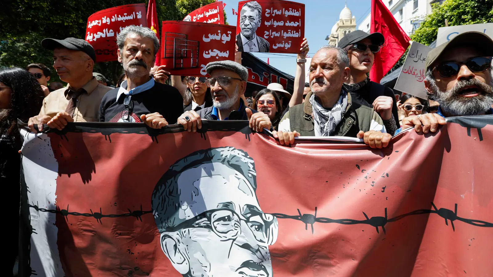 تونس.. مسيرة مؤيدة لسعيد والمعارضة تدعو إلى الإفراج عن معتقلين (صور)