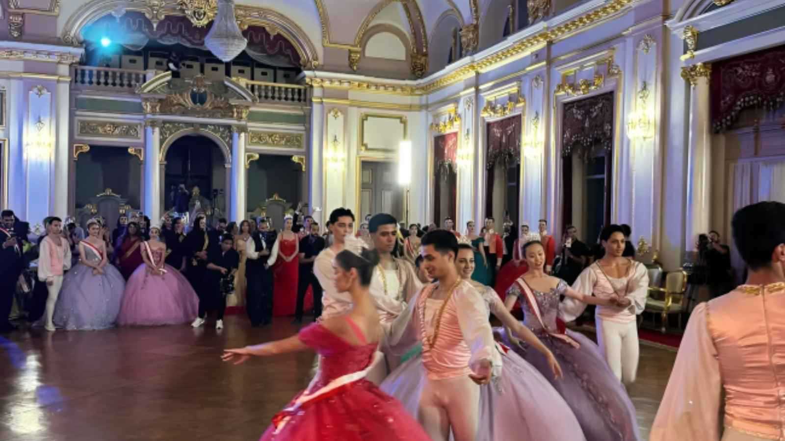 قصر عابدين المصري يعيد زمن الكلاسيكيات في حفل "غراند بول"