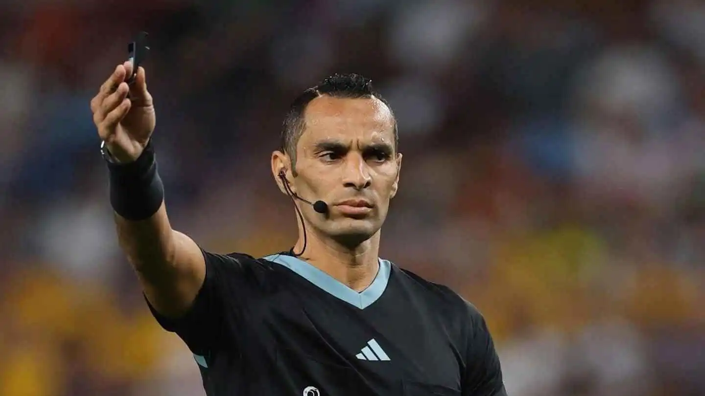 غادر رادس في حراسة الشرطة.. غضب جماهير الترجي التونسي يحاصر مصطفى غربال (فيديو)