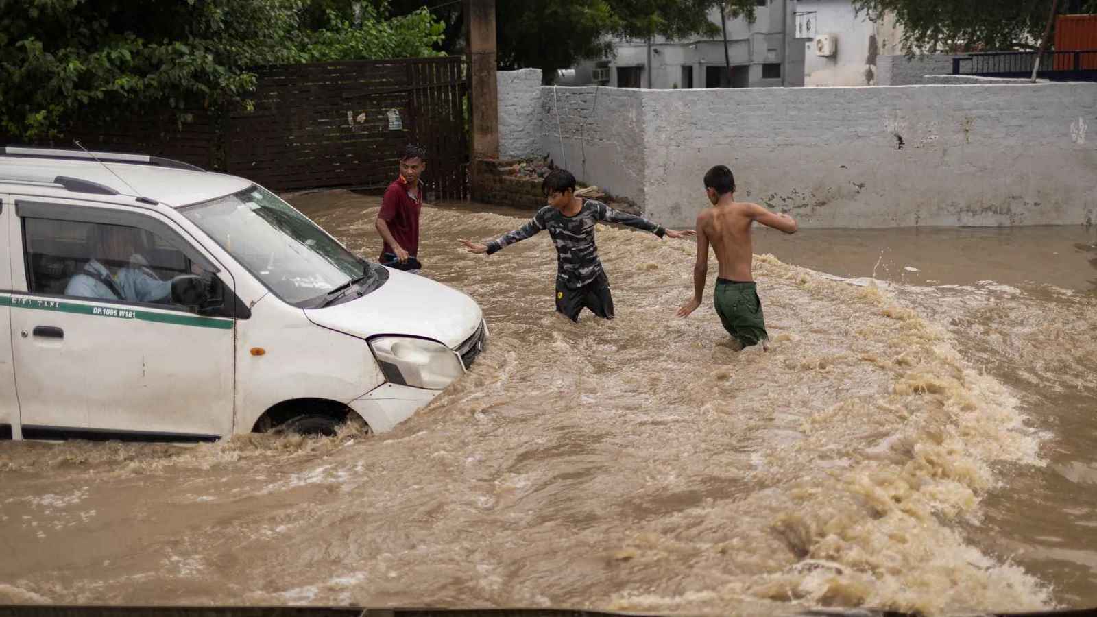 تحذيرات من فيضانات وانهيارات أرضية في الهند