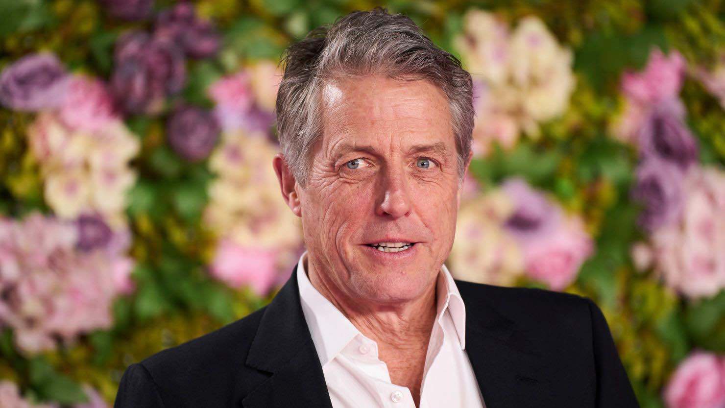 غفوة هيو غرانت في ويمبلدون تثير موجة تفاعل (فيديو)