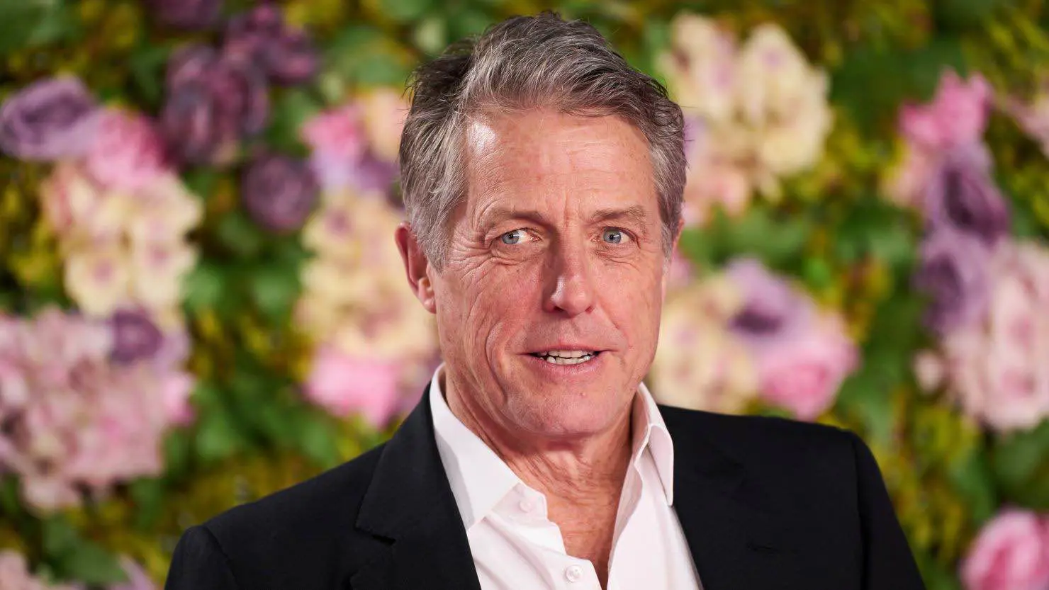 غفوة هيو غرانت في ويمبلدون تثير موجة تفاعل (فيديو)