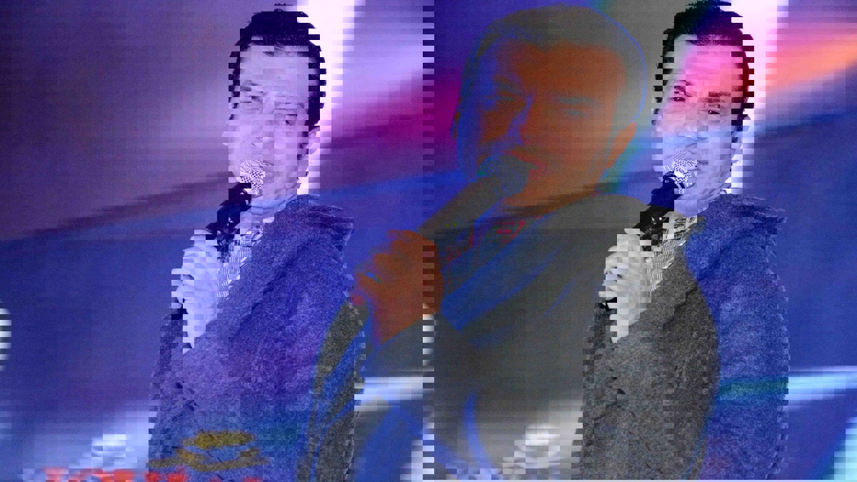 بعد أيام من وفاة والده.. إيهاب توفيق يغني في ملهى ليلي (صور)