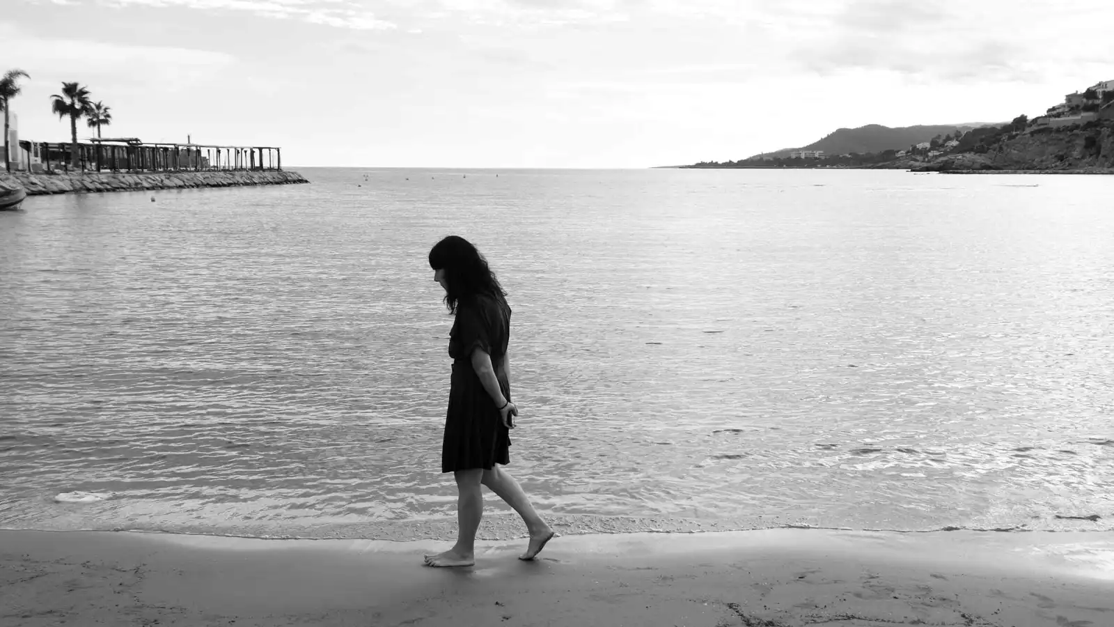 خفض البصر أثناء المشي.. ماذا تقول لغة الجسد عن شخصيتك؟