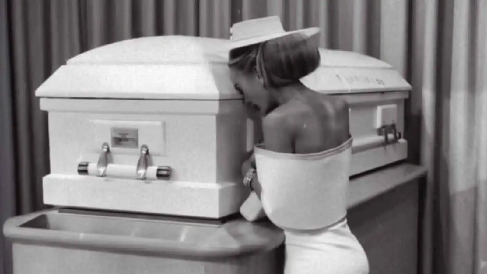 "حضرت بكل أناقتها".. مؤثرة تثير الجدل في جنازة ابنتها (فيديو إرم)