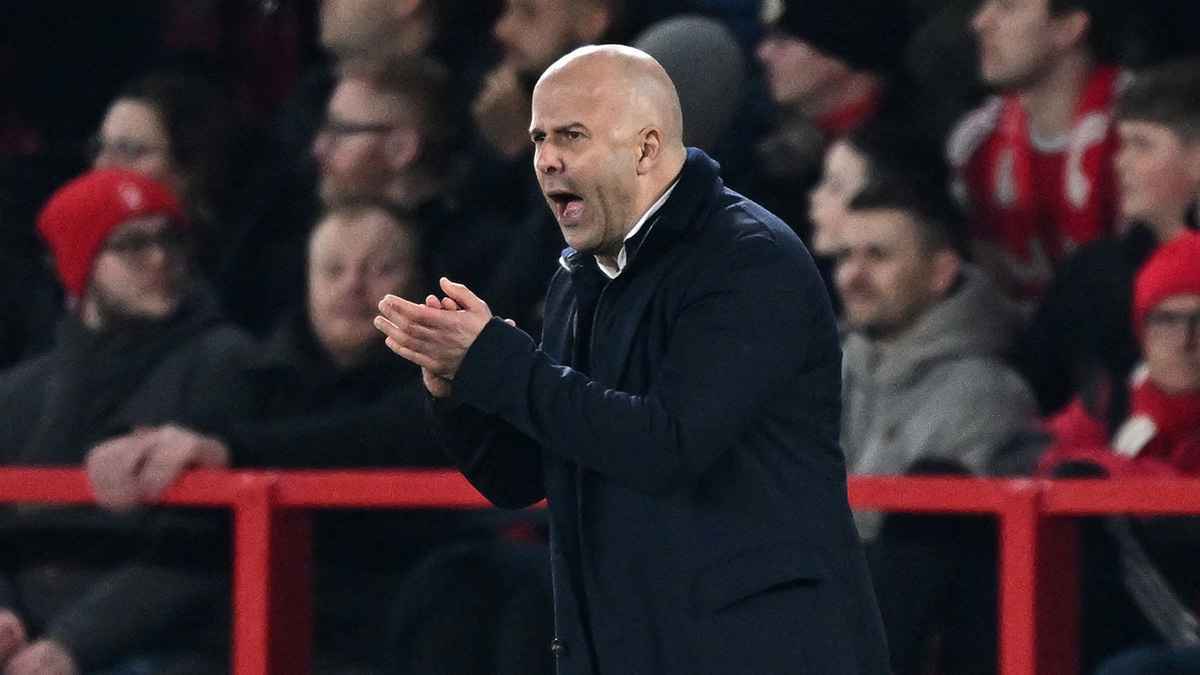 سلوت يصدم جماهير ليفربول بشأن الصفقات