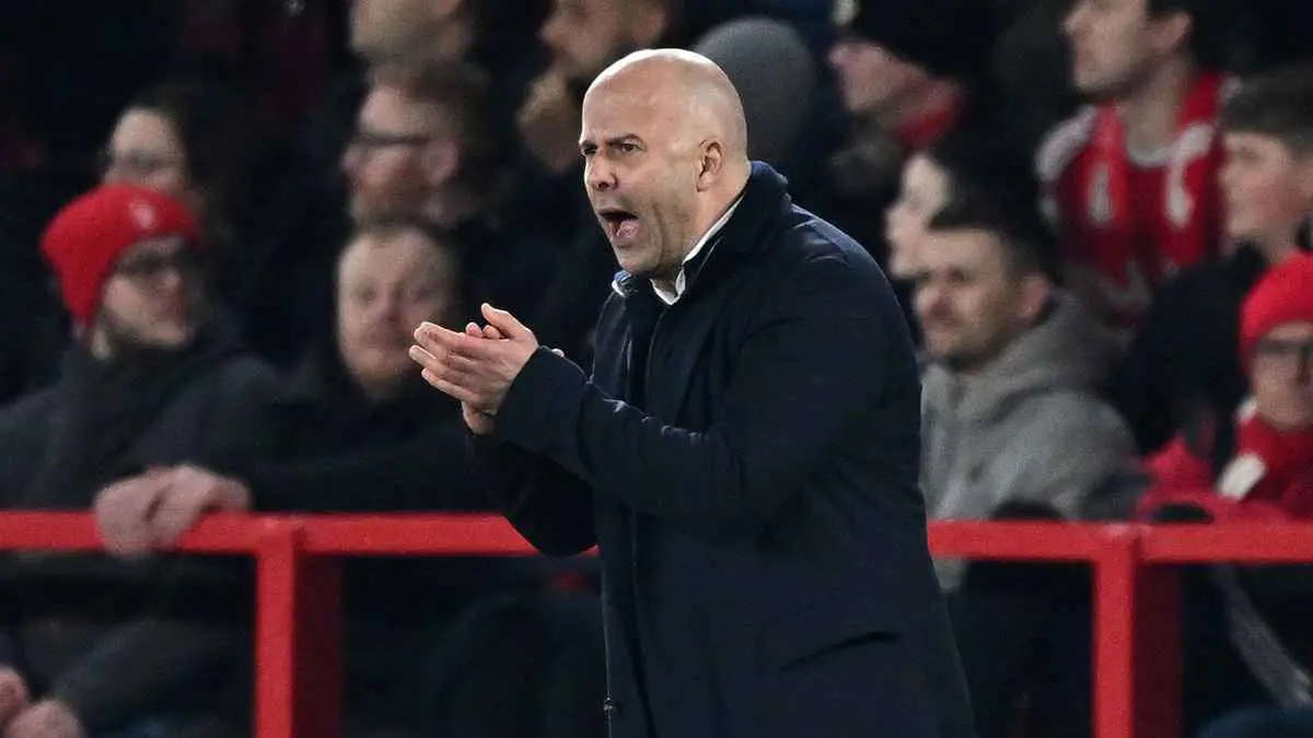 سلوت يصدم جماهير ليفربول بشأن الصفقات