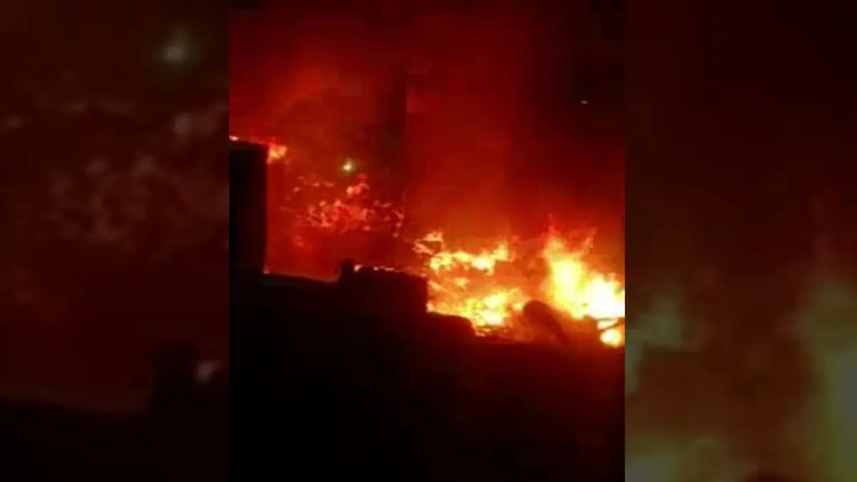 حريق هائل يلتهم "الدرب الأحمر" أقدم منطقة تاريخية في مصر (فيديو)