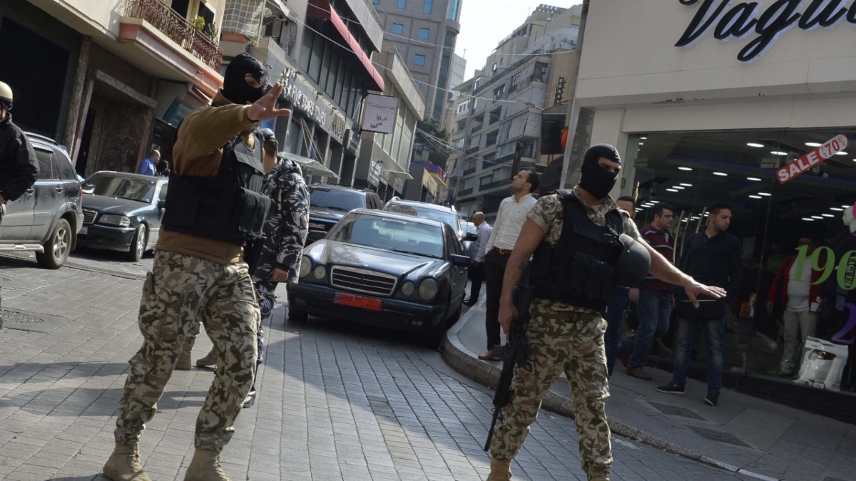 لبنان.. رجل يهدد بتفجير نفسه على طريق سريع 