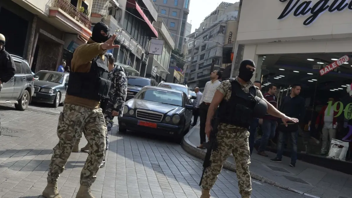 لبنان.. رجل يهدد بتفجير نفسه على طريق سريع 