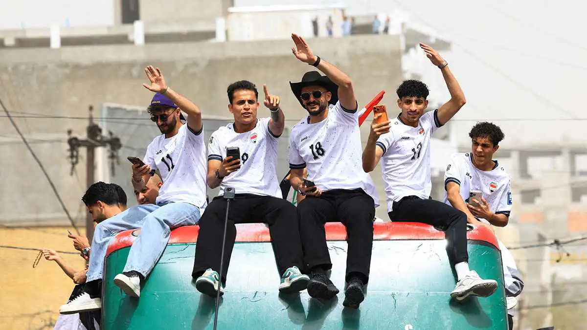 في حافلة مكشوفة.. احتفالات رائعة لمنتخب العراق مع الجماهير بعد التأهل للمونديال