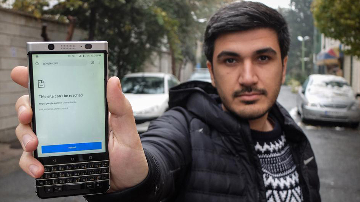 در شبيغل: هكذا تستطيع أمريكا وأوروبا توصيل الإنترنت للإيرانيين بعد أن حجبه نظامهم