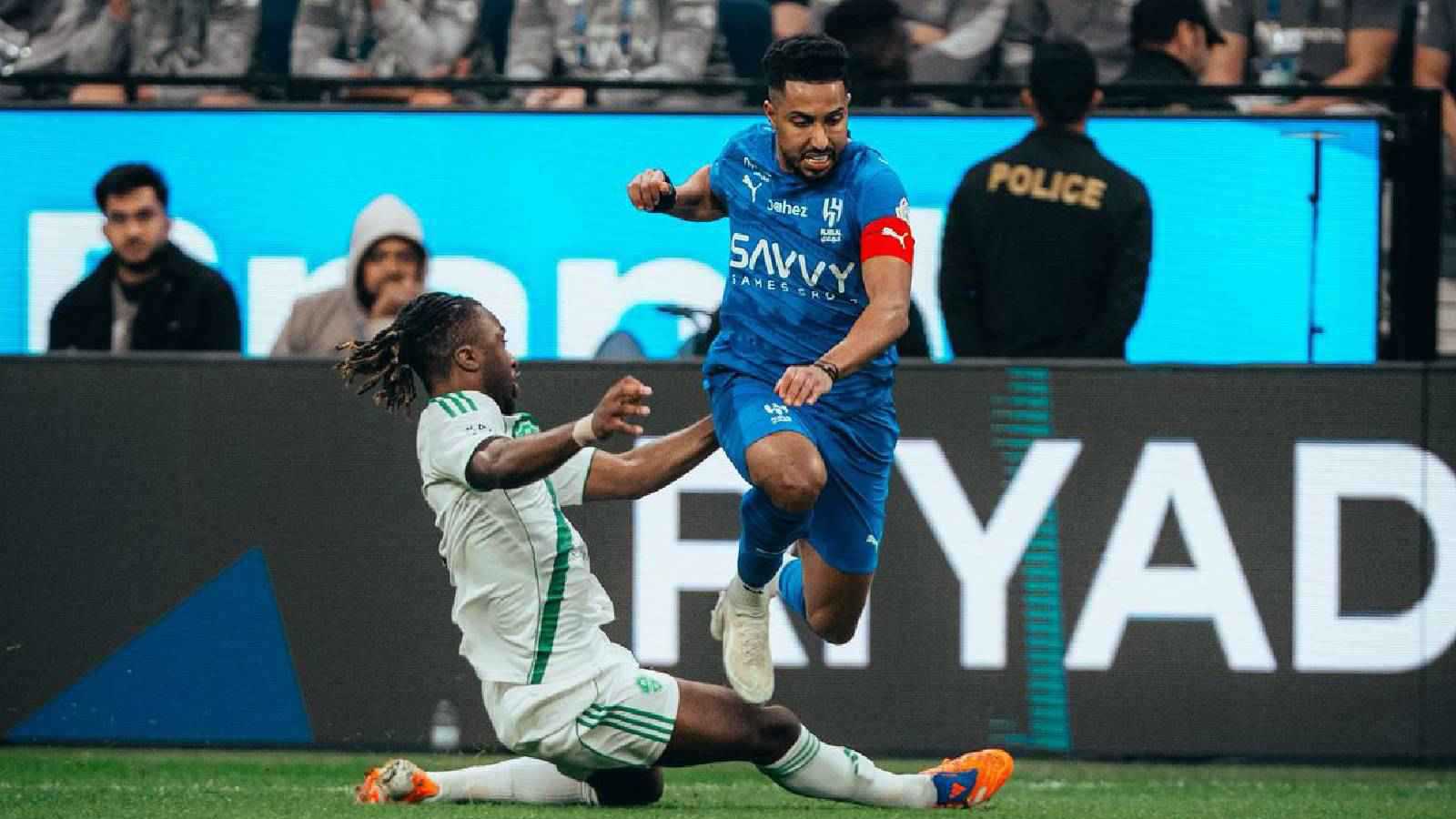 أرجنتيني يقود الكلاسيكو.. من هو حكم مباراة الهلال والأهلي؟ 