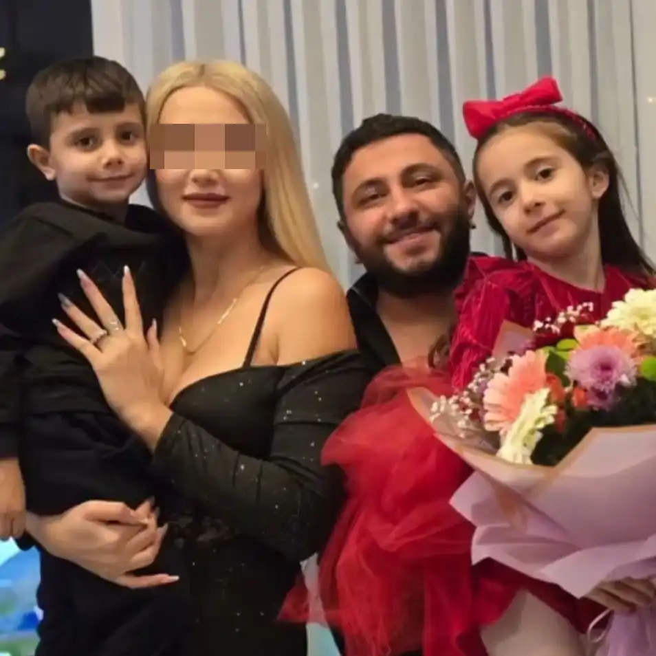 أدا وميرت برفقة والديهم