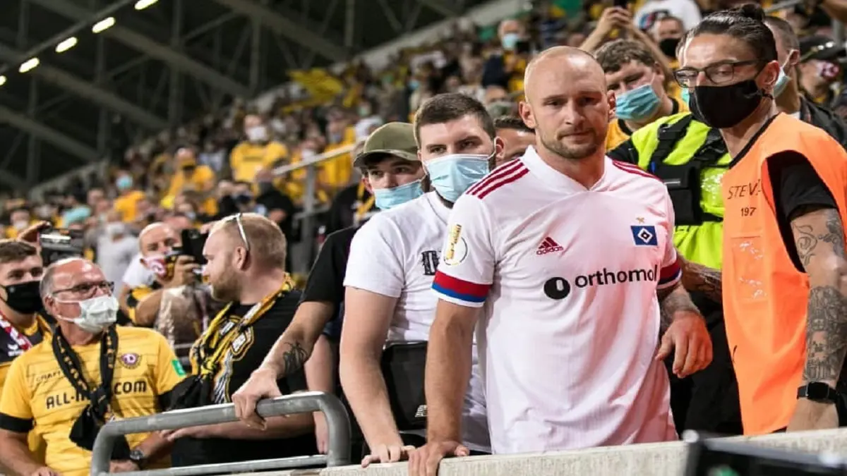 ألمانيا.. إيقاف لاعب 5 مباريات لدفعه مشجعا (فيديو وصور)