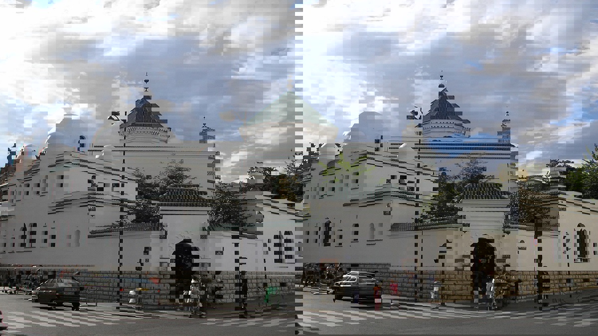 باريس تعلن إجراءات لإنهاء استقدام الأئمة من الدول الإسلامية