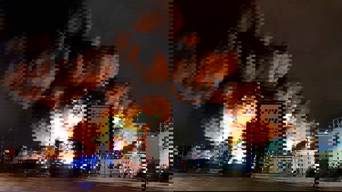 حريق هائل بمصنع للكيماويات في فرنسا‎ (فيديو)