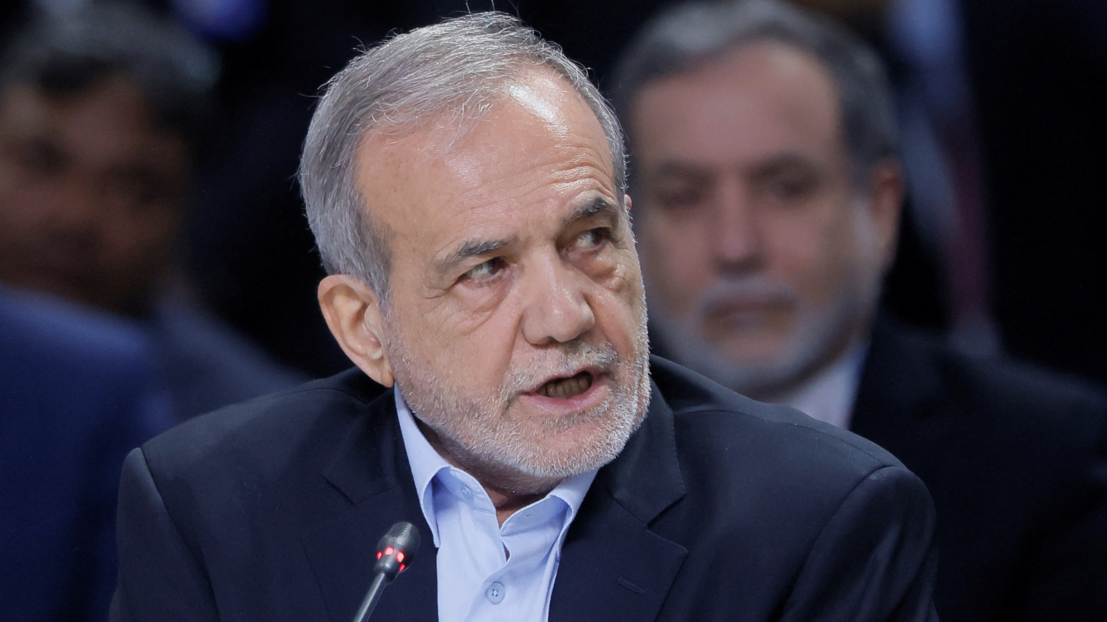 مسؤول إيراني يوضح حقيقة استقالة بزشكيان