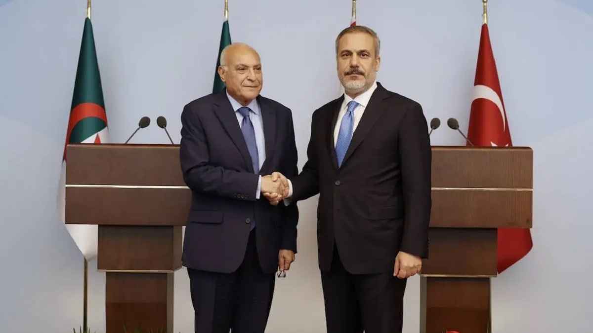 ملفات إقليمية ودولية في زيارة وزير خارجية تركيا إلى الجزائر