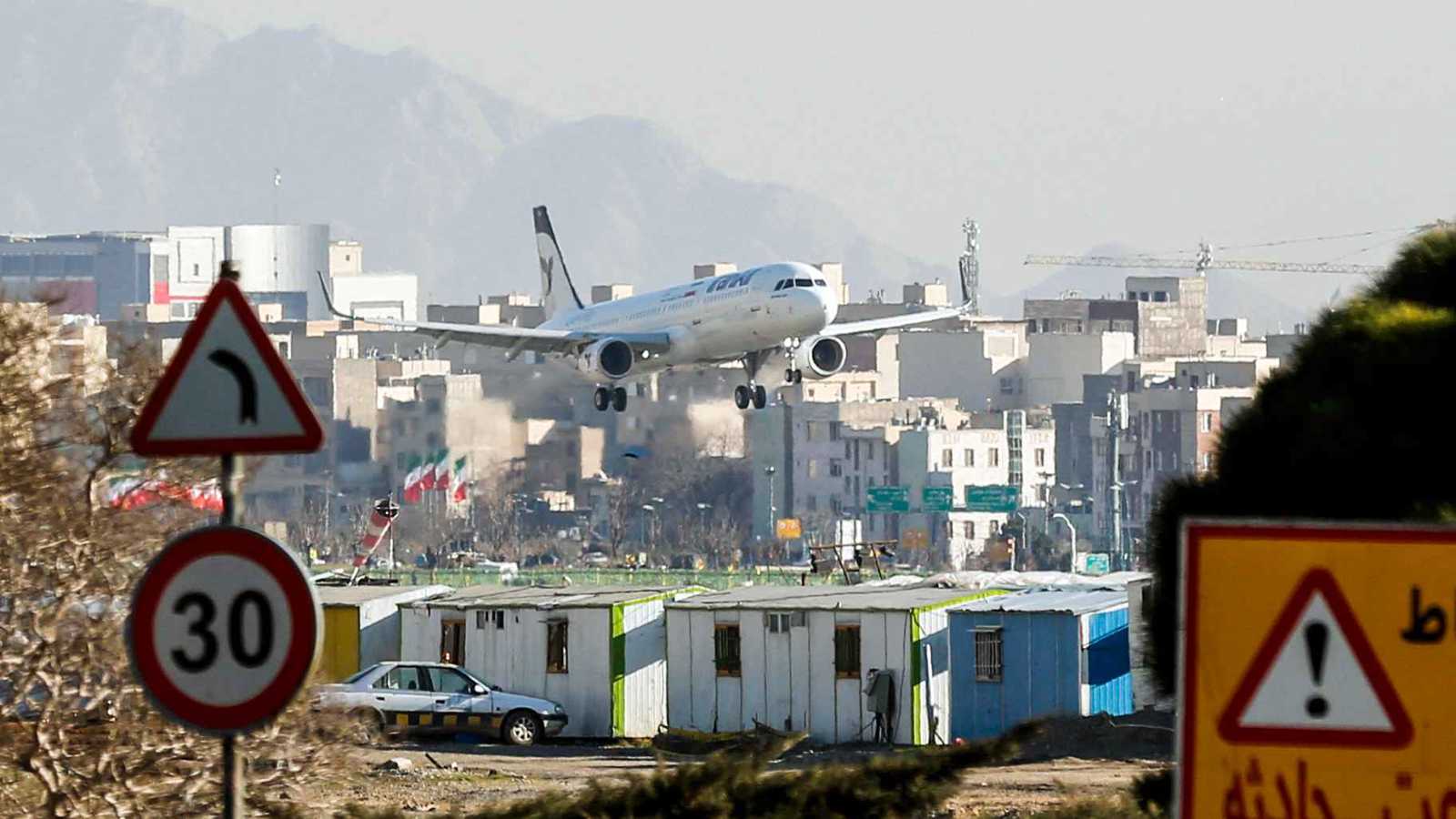 "الحركة طبيعية".. إيران تنفي إغلاق مجالها الجوي أمام الطائرات