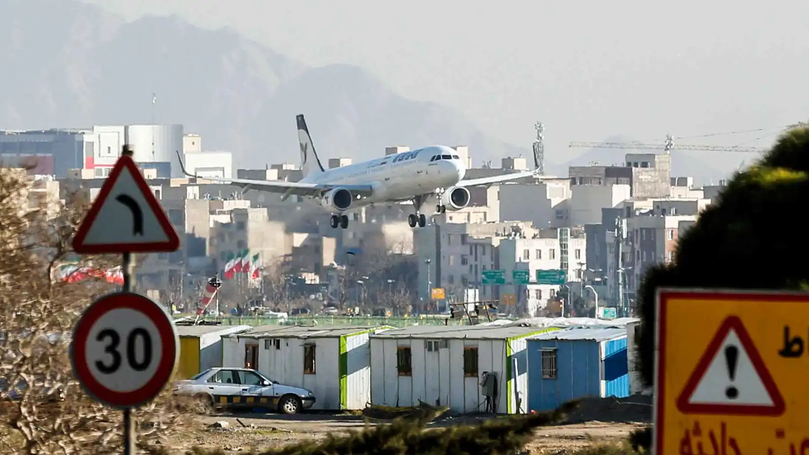 "الحركة طبيعية".. إيران تنفي إغلاق مجالها الجوي أمام الطائرات