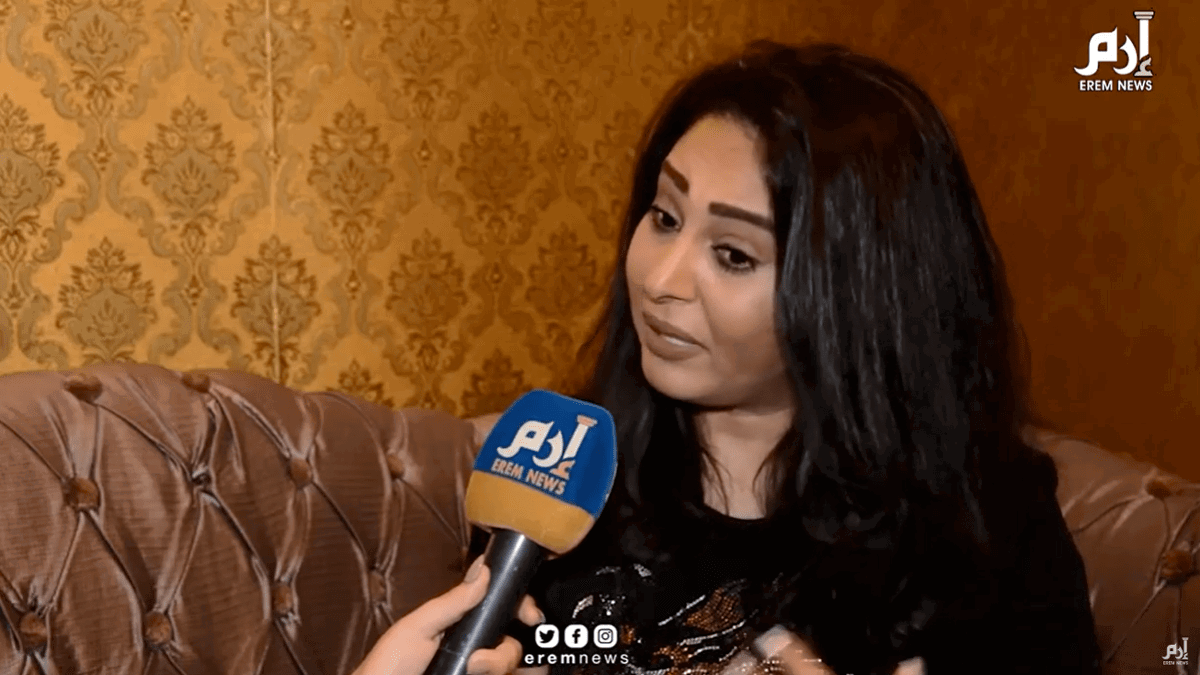 الفنانة المصرية رحاب الجمل تعتدي بالضرب على رامز جلال بعد اكتشافها مقلب "رامز عقله طار" (فيديو)‎