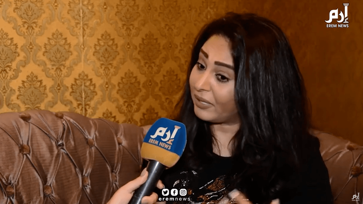 الفنانة المصرية رحاب الجمل تعتدي بالضرب على رامز جلال بعد اكتشافها مقلب "رامز عقله طار" (فيديو)‎