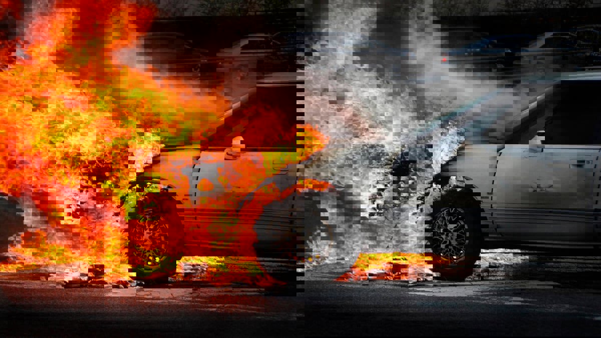 ليبيا.. حريق هائل يأتي على عشرات السيارات في الزاوية