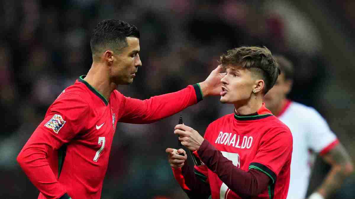 رونالدو يأمر الأمن بالتوقف عن ملاحقة مشجع (فيديو وصور)