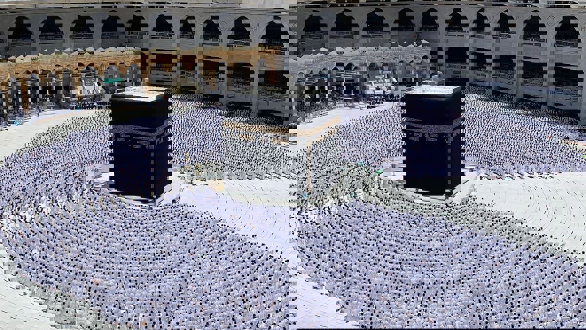 السعودية تعلن السماح لجميع النساء أداء العمرة دون محرم أو عصبة نساء