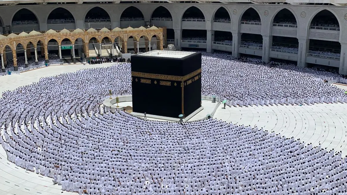 السعودية تعلن السماح لجميع النساء أداء العمرة دون محرم أو عصبة نساء