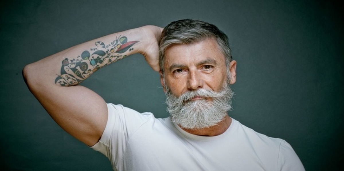 بالصور.. ستيني يدخل عالم الأزياء عبر الإنترنت