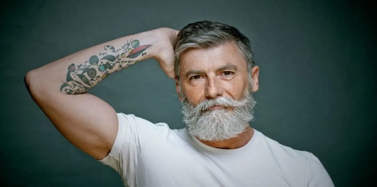 بالصور.. ستيني يدخل عالم الأزياء عبر الإنترنت