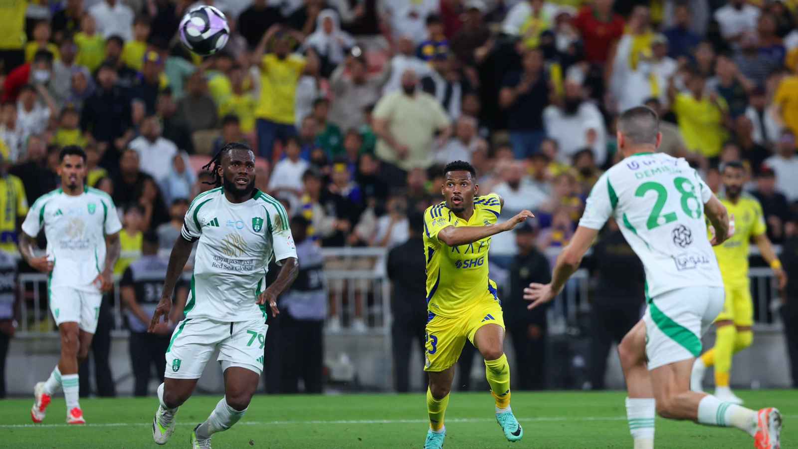 لقطة خيالية في المقصورة.. احتفال ماجد الجمعان بهدف أيمن يحيى (فيديو)