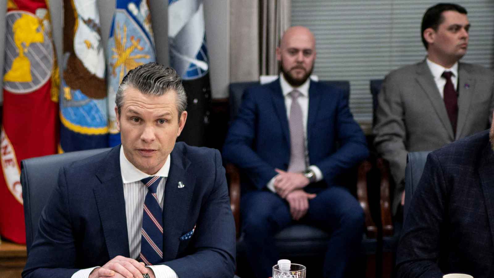 فضيحة "سيغنال".. الدفاع الأمريكية تجمد عمل مسؤوليْن كبيرين