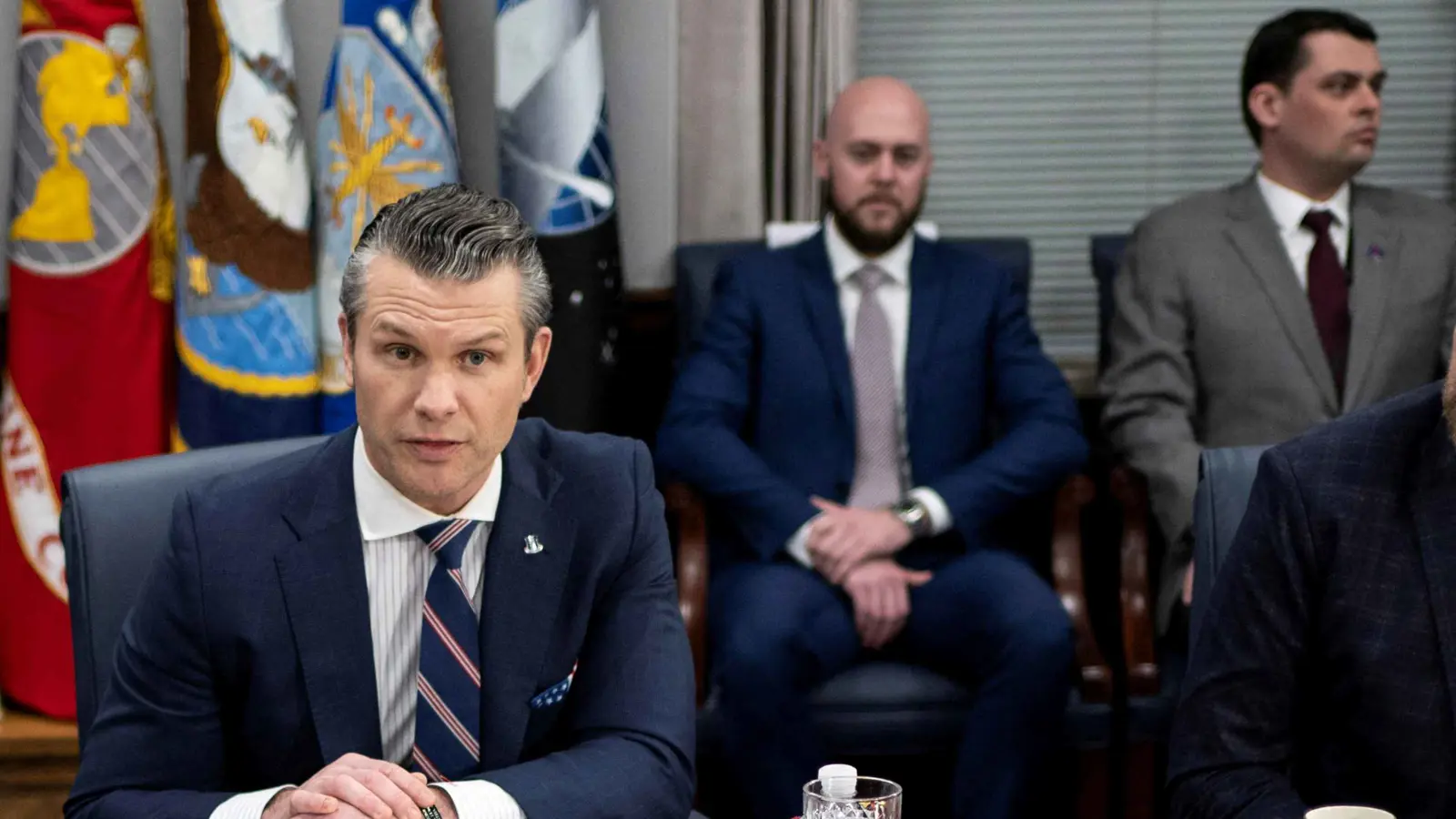 فضيحة "سيغنال".. الدفاع الأمريكية تجمد عمل مسؤوليْن كبيرين